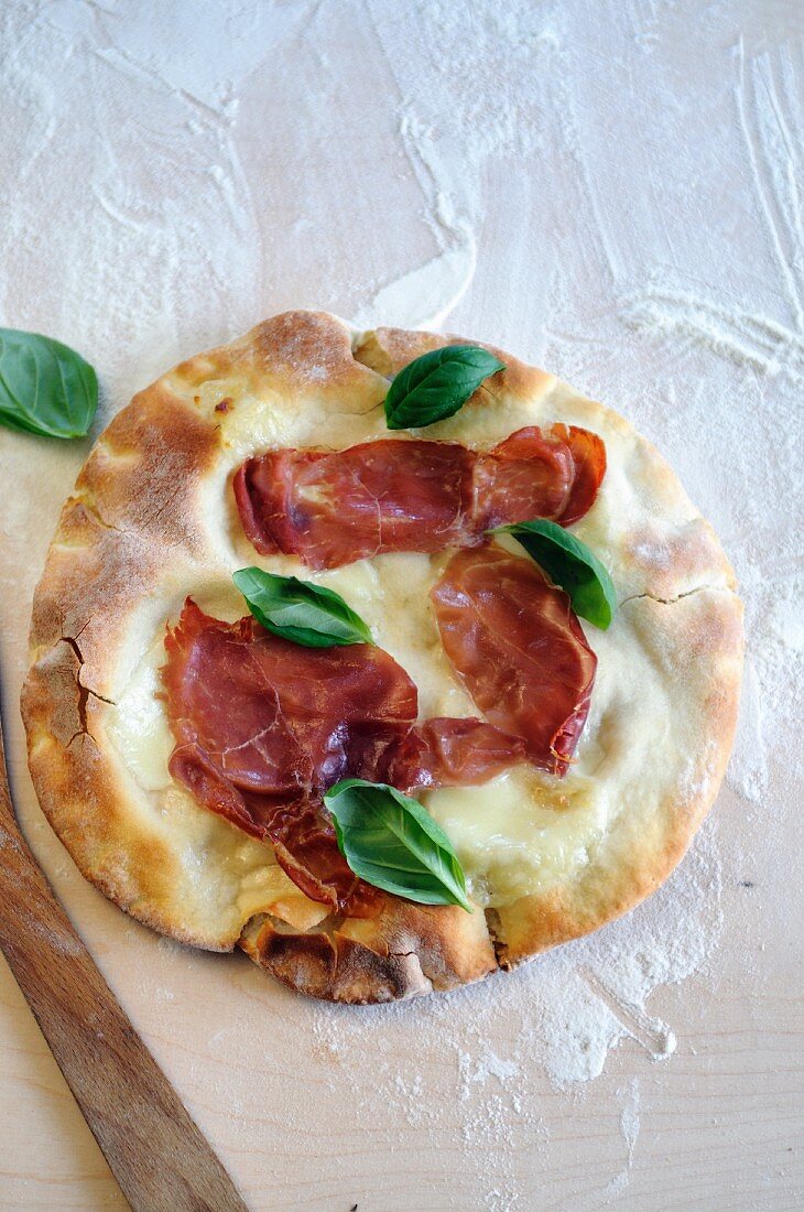 Biancaneve al prosciutto (a mozzarella and ham pizza)