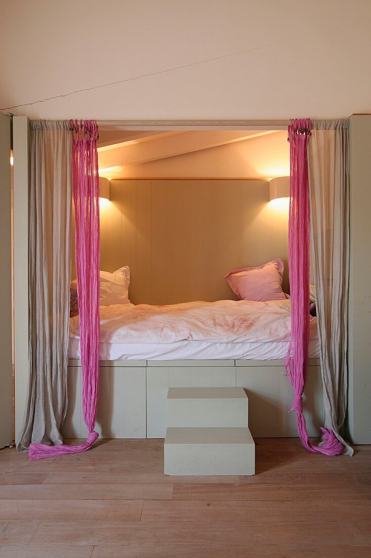 Steps up to bed in cubby