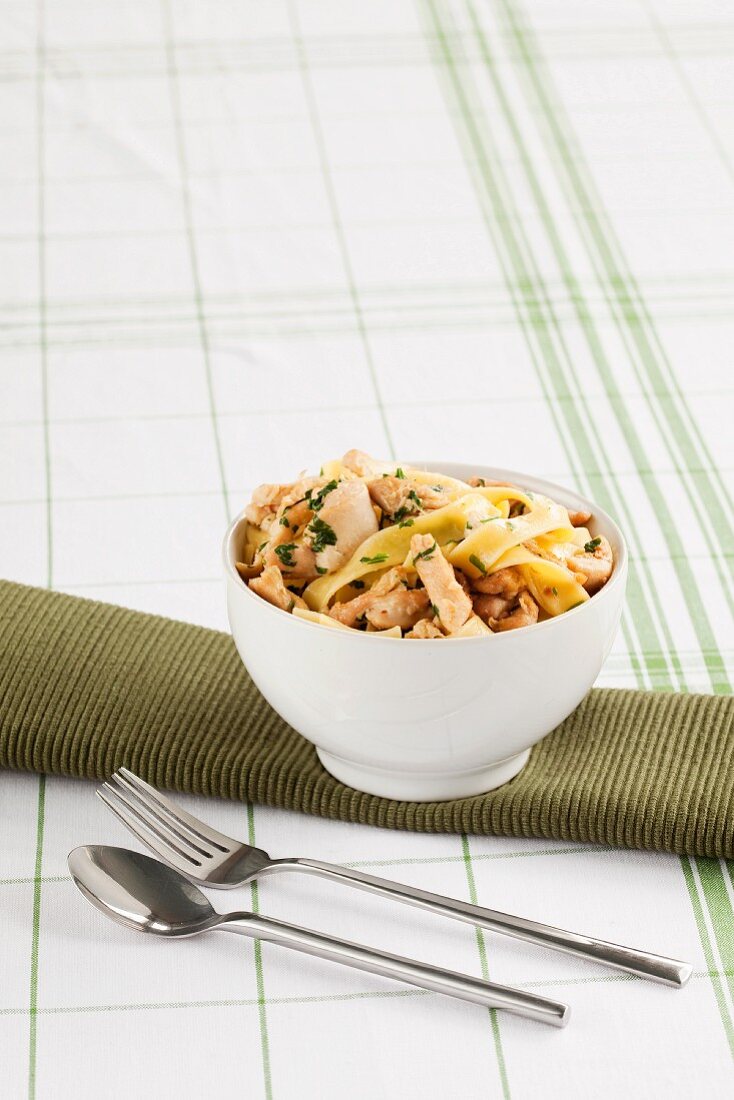 Fettuccine pasta with chicken breast and parsley