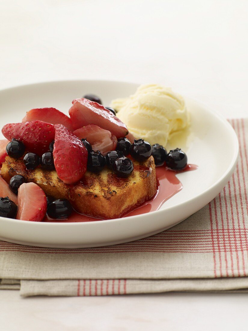 Napfkuchenstück mit Beeren und Vanilleeis