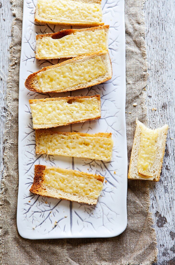 Crostini mit geschmolzenen Gruyère (Aufsicht)