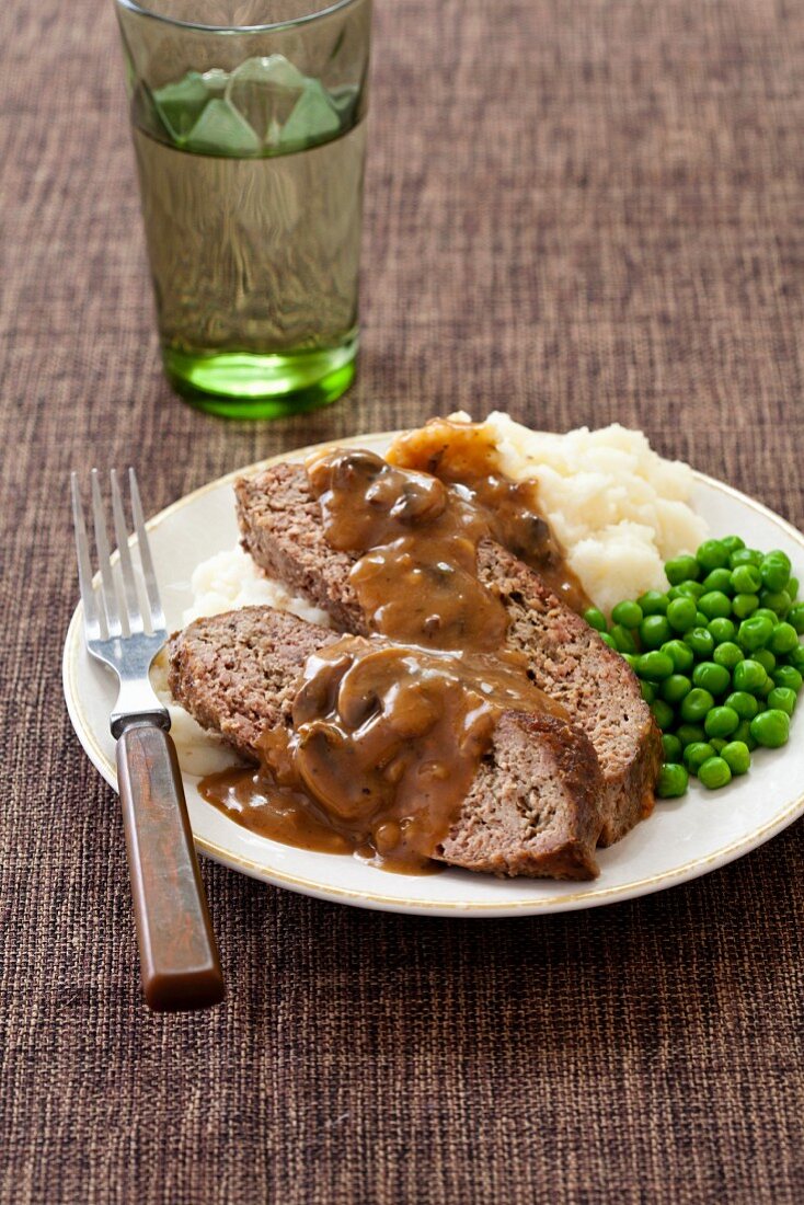 Hackbratenscheiben mit Pilzsauce, Erbsen & Kartoffelpüree