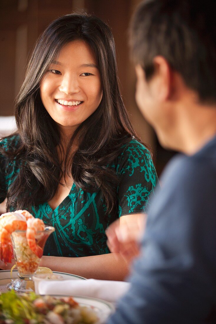 Asiatisches Pärchen isst Shrimpssalat im Restaurant