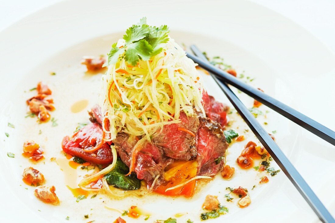 Rindfleisch mit Chilisauce und Krautsalat (Asien)