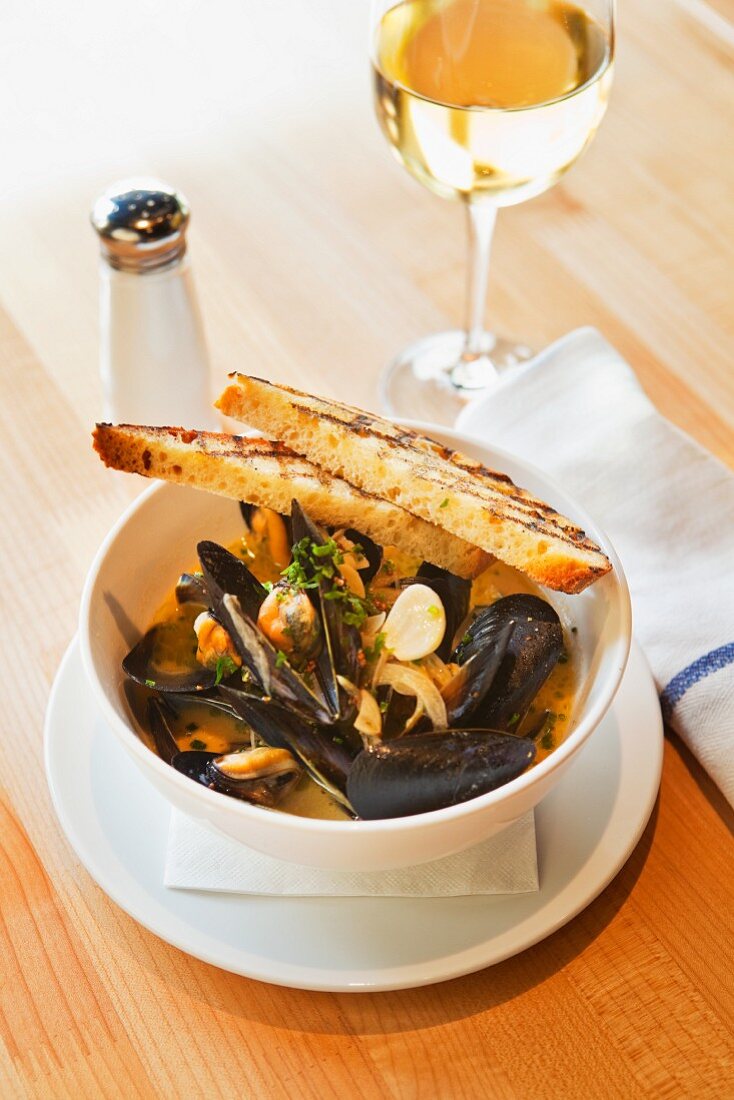 Mussels in a Garlic Broth with Grilled Bread