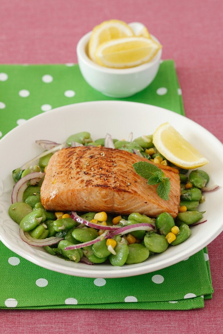 Gegrilltes Lachsfilet auf Bohnen-Mais-Salat mit roten Zwiebeln