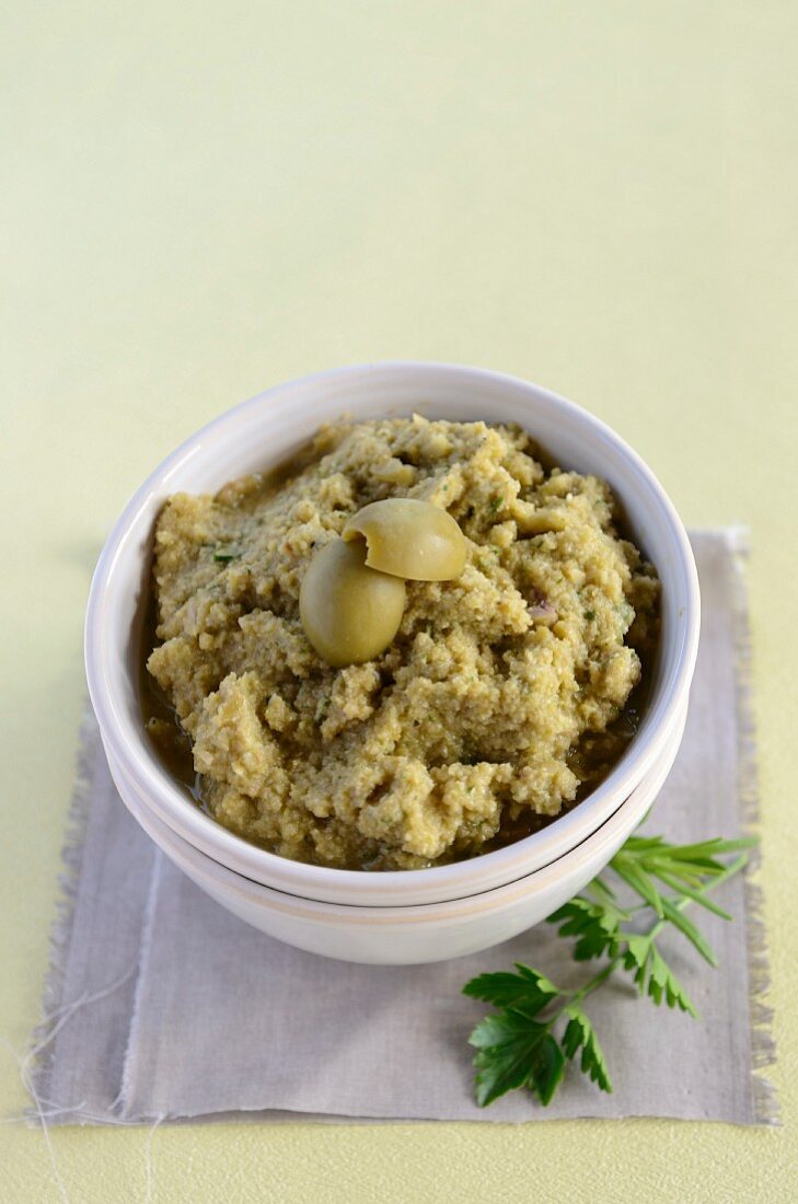 Tapenade mit grünen Oliven