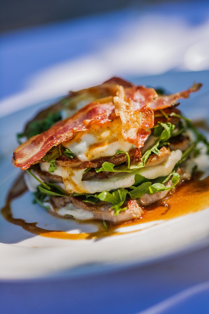 Kalbfleischtörtchen mit Rucola, Mozzarella und Speck