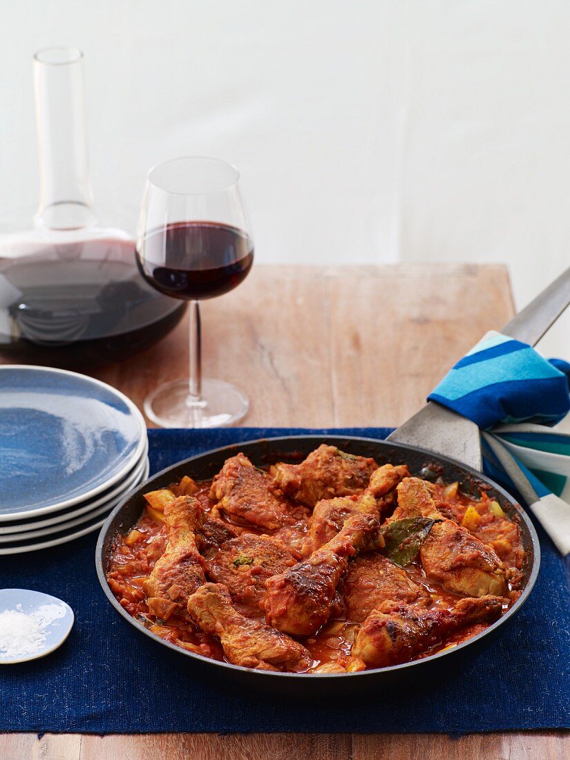 Hähnchen-Tomaten-Eintopf in Pfanne, Rotwein