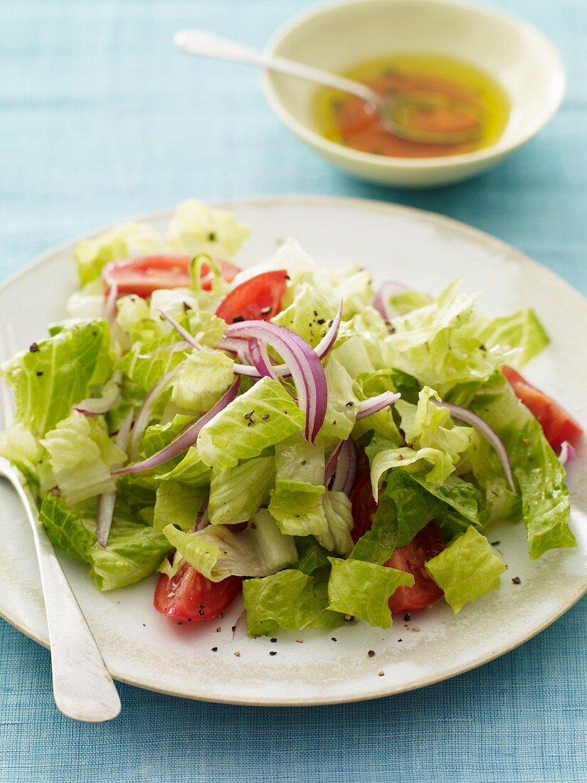 Romanasalat mit Tomate und Zwiebeln, Dressing