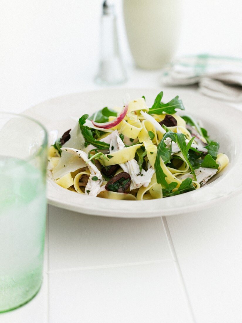 Nudelsalat mit Rucola und Oliven