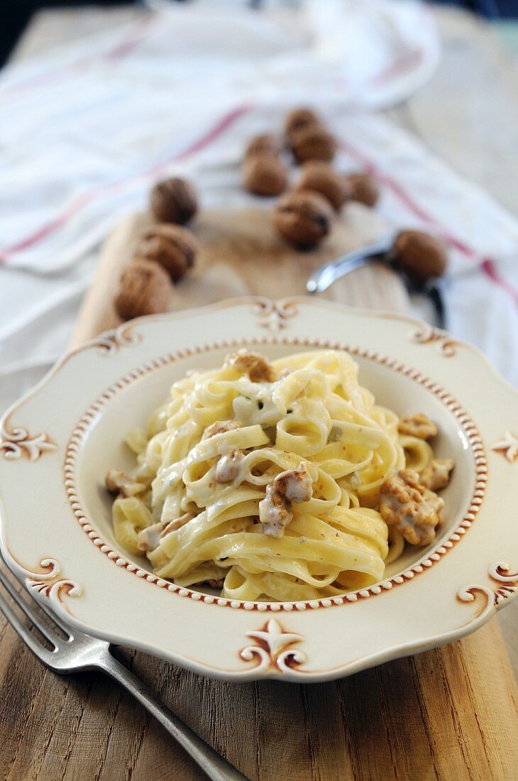 Tagliatelle with ricotta and walnut sauce