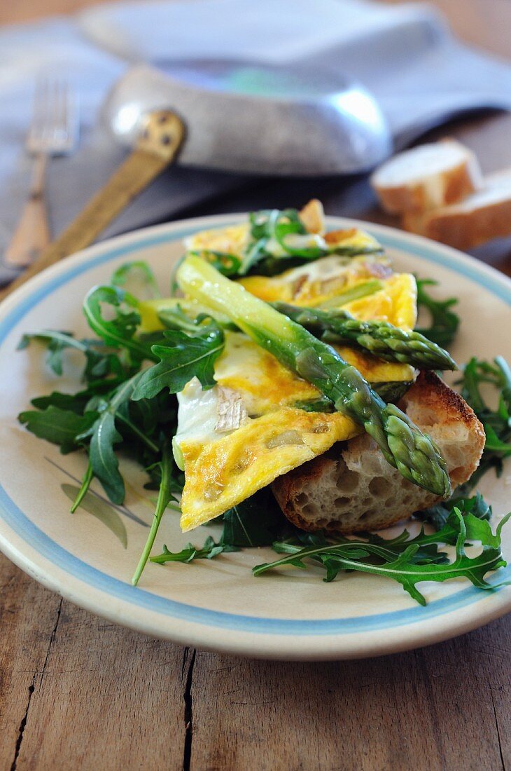 Bruschetta mit Ziegenkäseomelett, Spargel und Rucola