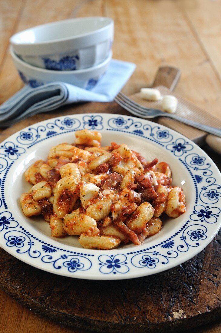 Gnocchi mit Tomatensauce, Pancetta und Taleggio