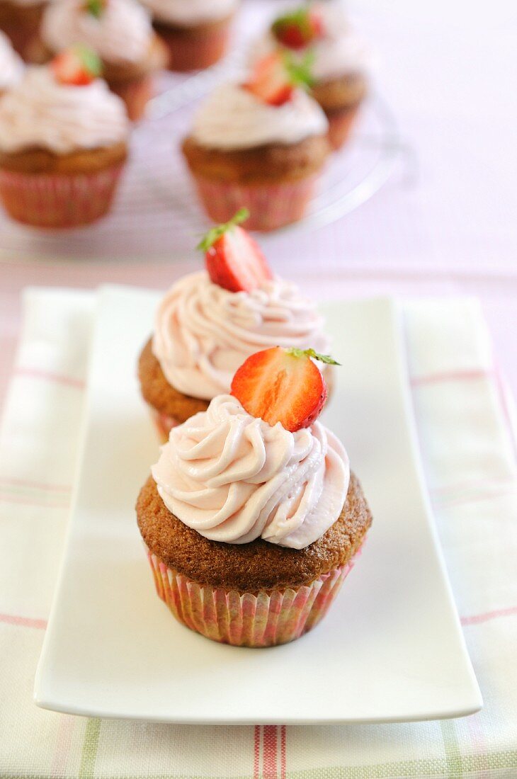 Cupcakes mit Erdbeercreme