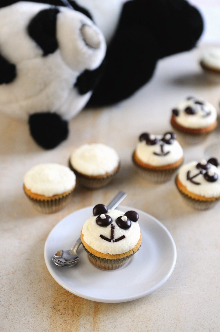 Kokos-Cupcakes mit Panda-Gesichtern