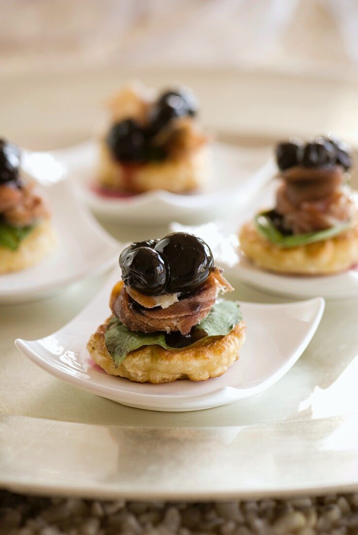 Blinis mit gepökeltem Schweinefleisch und Heidelbeeren (weihnachtlich)