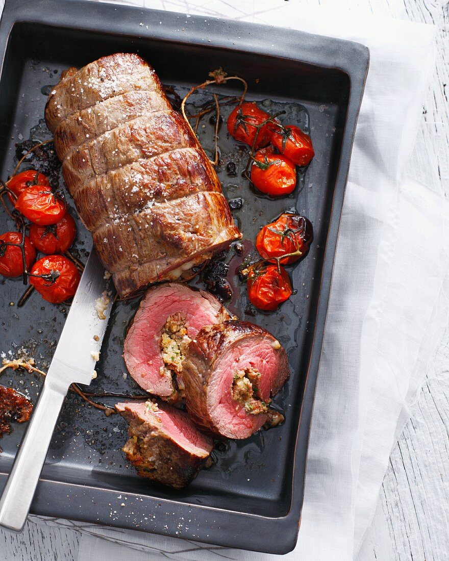 Gefüllter Rinderrollbraten mit Tomaten aus dem Ofen