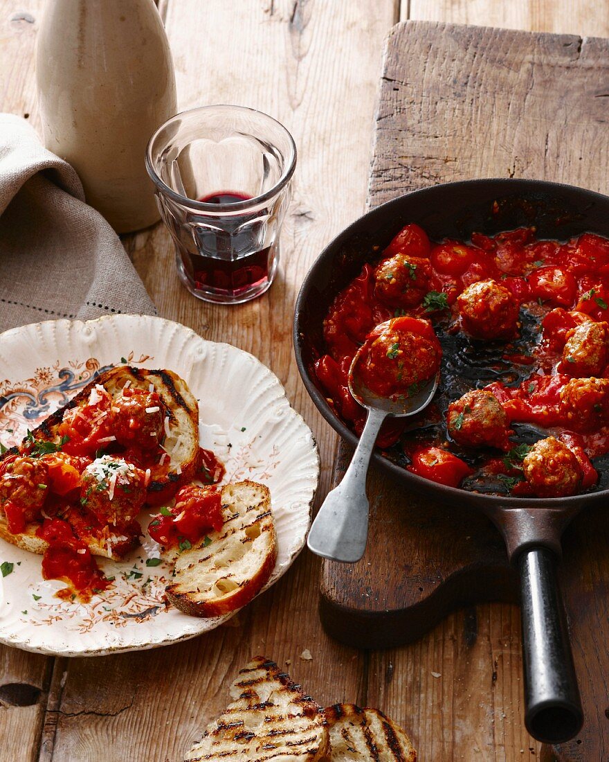 Hackbällchen mit Tomatensauce und Grillbrot