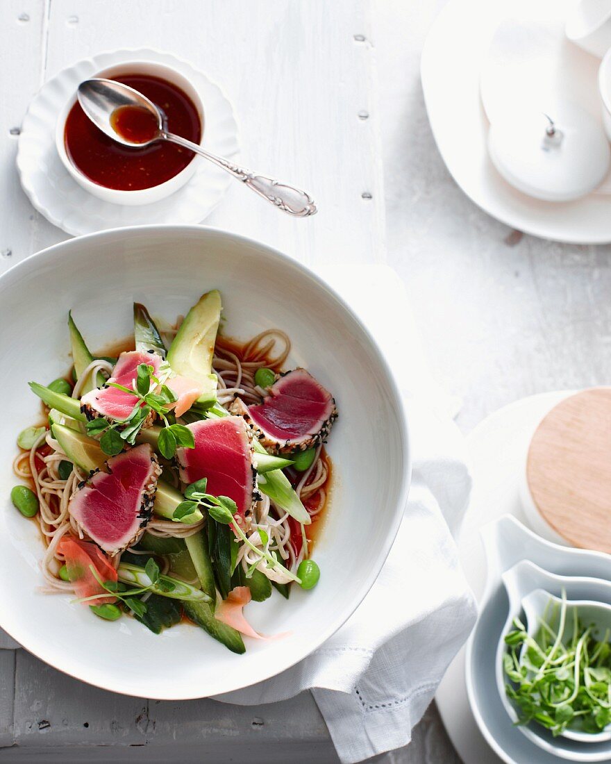 Sobanudelsalat mit Thunfisch und Avocado