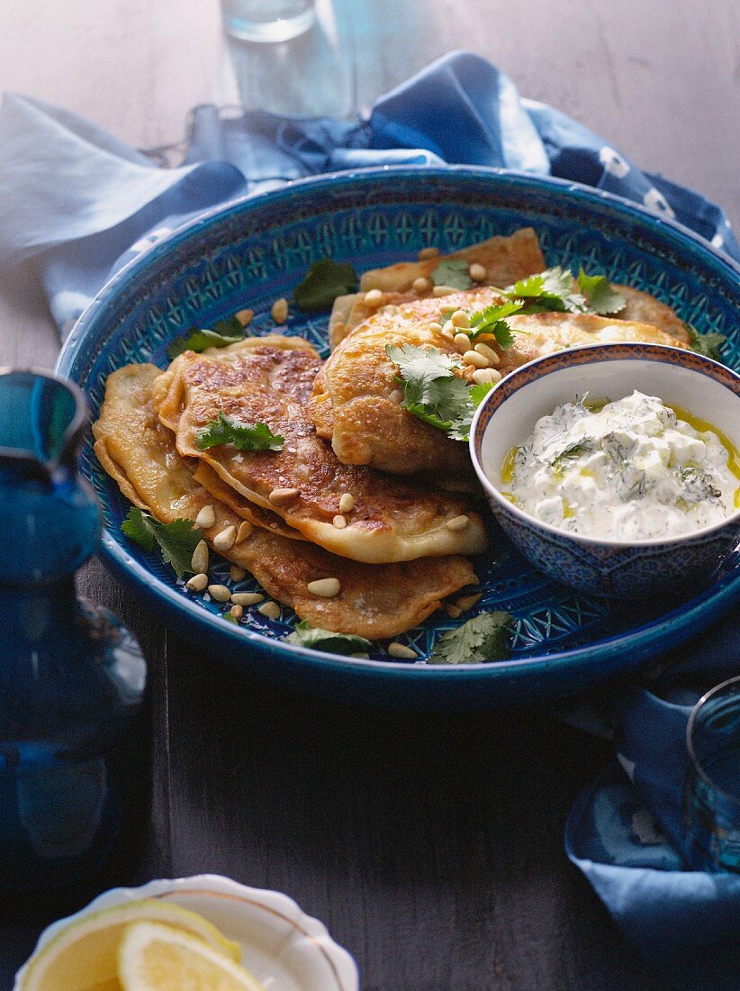 Pitabrote mit Lammfleischfüllung und Joghurtsauce