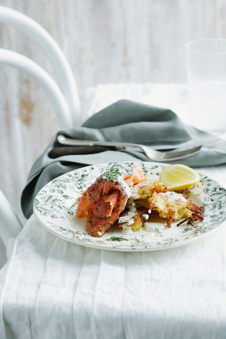 Kartoffelrösti mit Lachs und Dillsauce