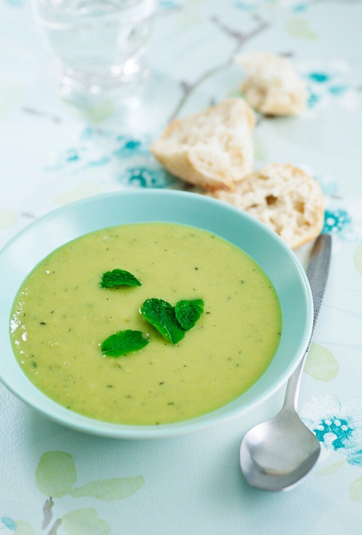 Erbsensuppe mit Minze