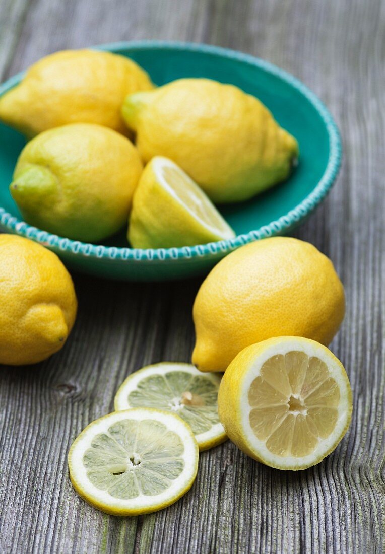 Zitronen, ganz, halbiert und Zitronenscheiben
