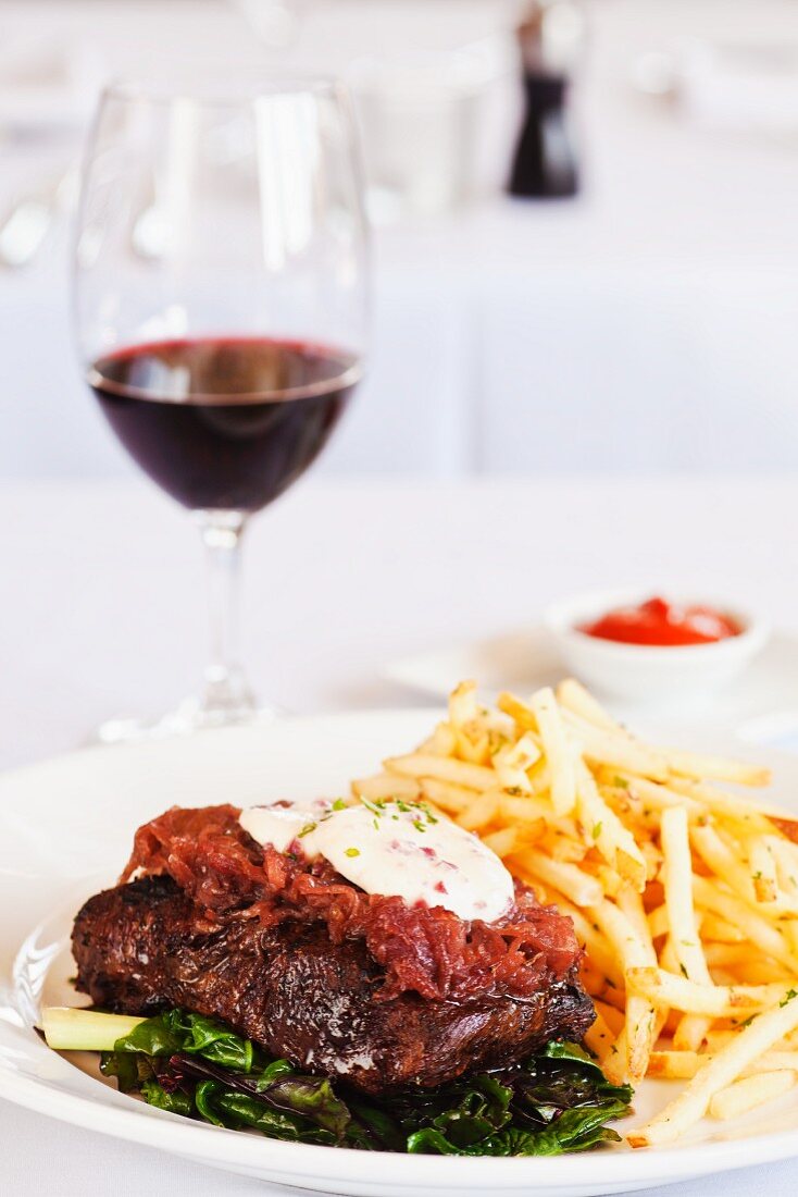 Steak mit Schalotten und Pommes frites