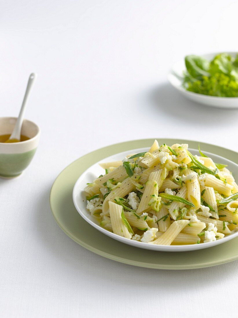 Penne mit Feta, Zucchini und Kräutern