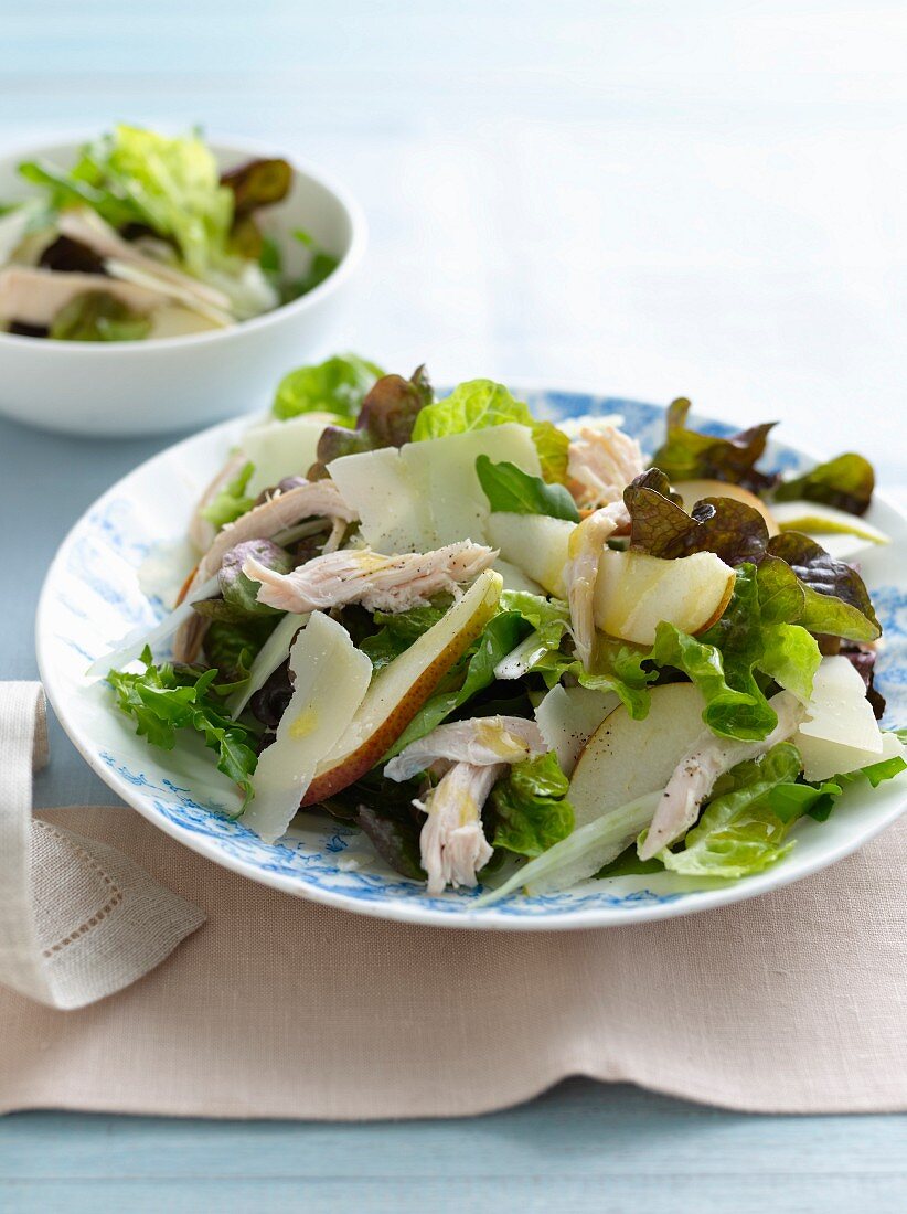 Blattsalat mit Birnen, Hähnchen und Parmesan