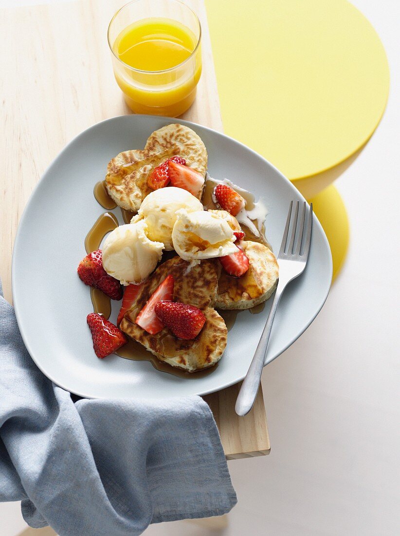 Herzförmige Pancakes mit Vanilleeis und Erdbeeren