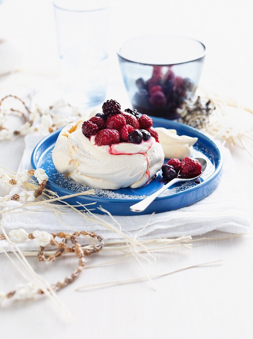 Baisergebäck mit Beeren