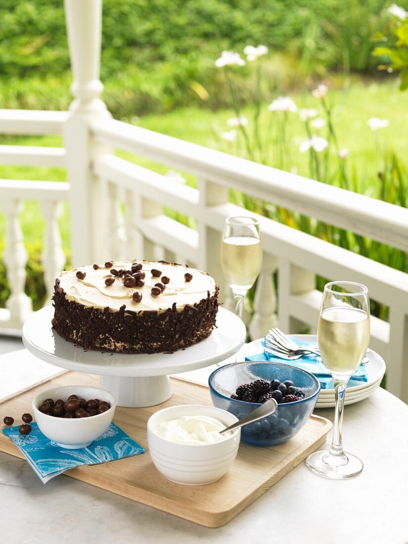 Schokoladen-Kaffee-Kuchen im Gartenpavillon
