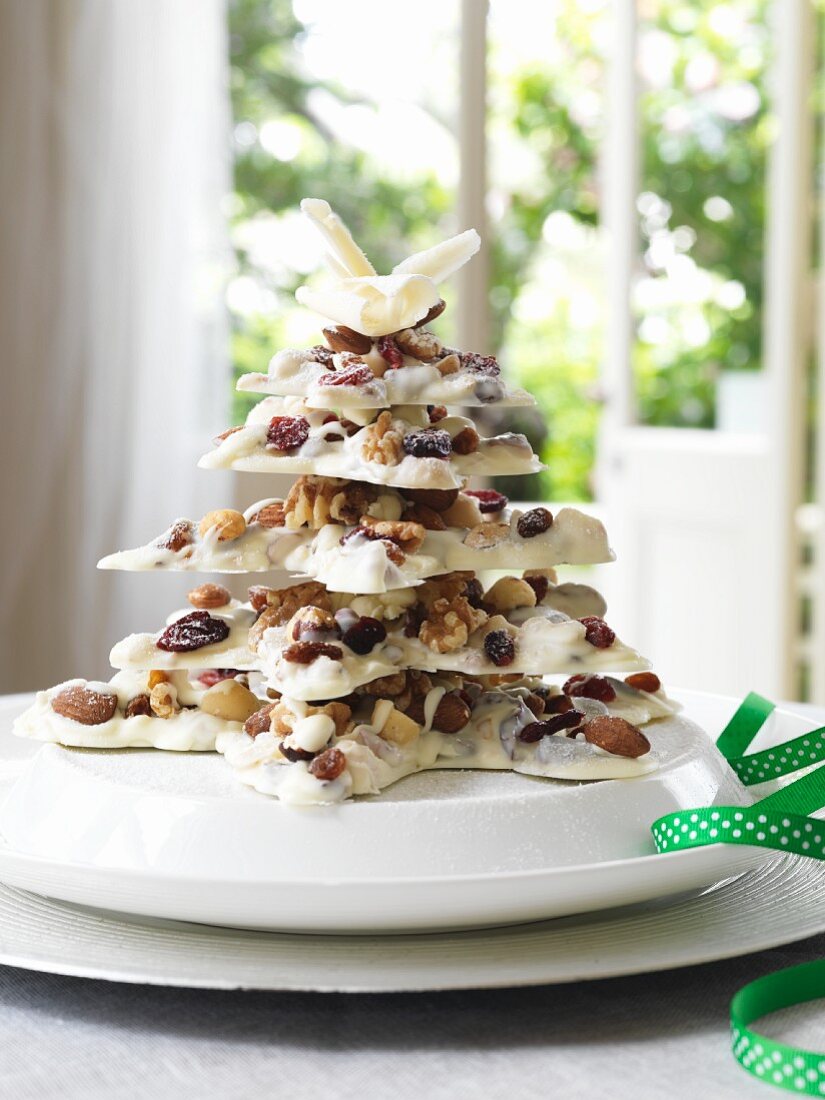 Weisser Schokoladenbaum mit Trockenfrüchten und Nüssen zu Weihnachten