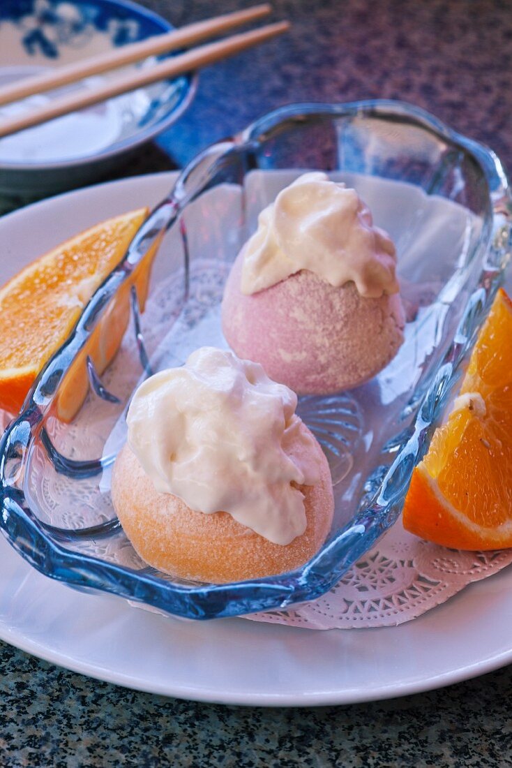Japanisches Mochi-Eis mit Mango- und Erdbeergeschmack
