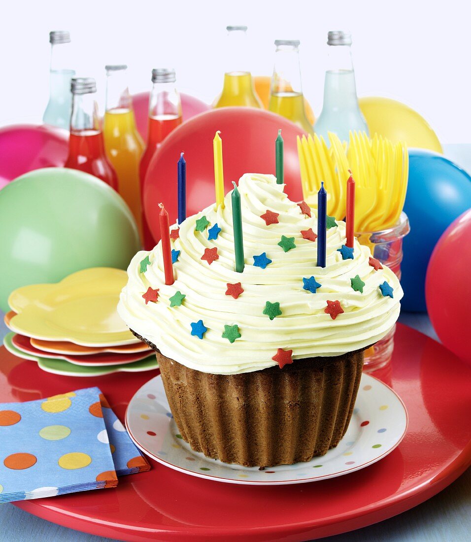 Giant Cupcake mit sieben Geburtstagskerzen