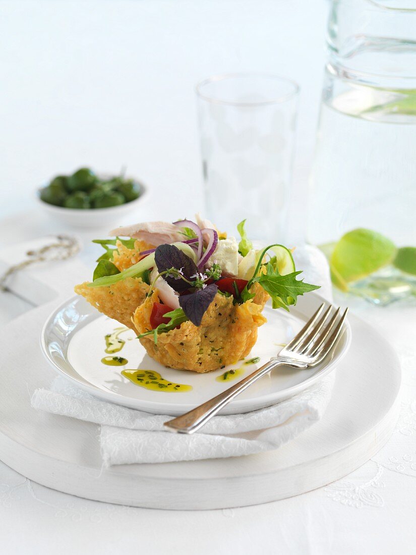 Gemüsesalat mit Feta im Parmesankörbchen