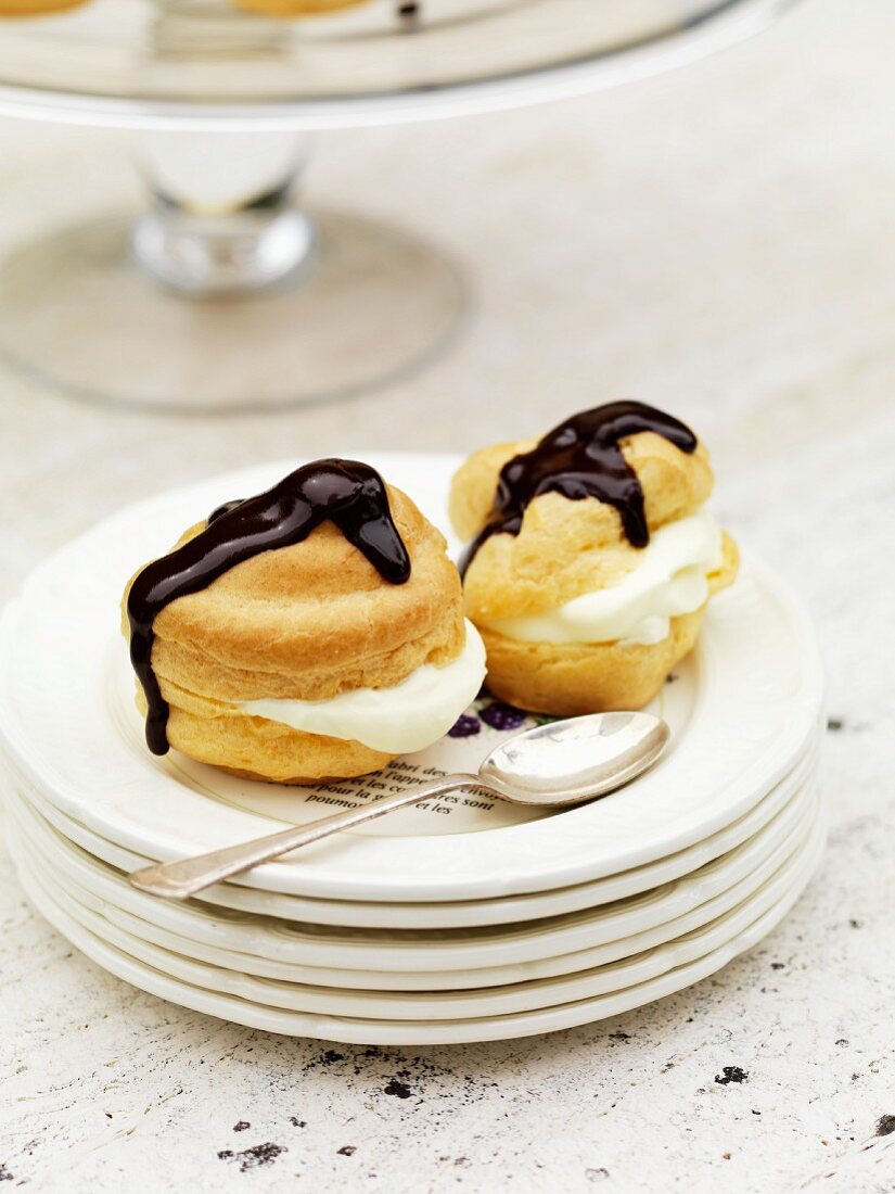 Profiteroles mit Sahne und Schokosauce