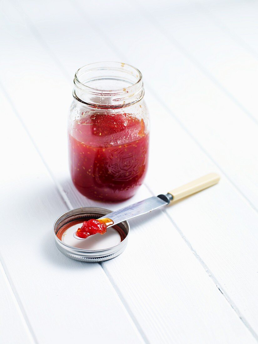 Tomatenmarmelade in einem Marmeladenglas
