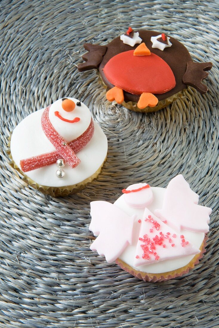 Verzierte Cupcakes zu Weihnachten (Engel, Schneemann und Rotkehlchen)