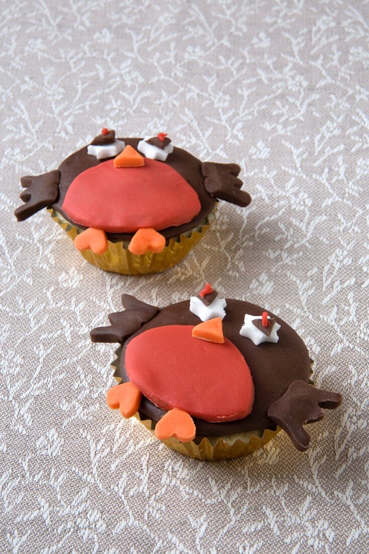 Zwei Cupcakes als Rotkehlchen verziert zu Weihnachten