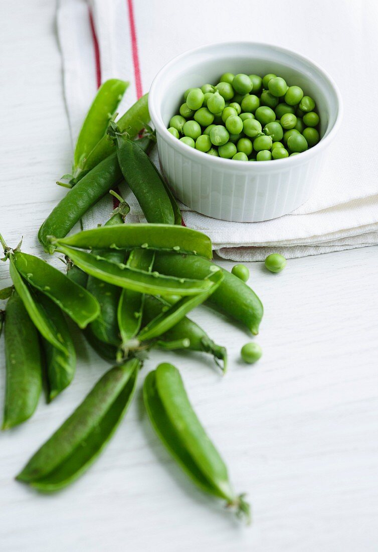 Erbsenschoten und frisch gepalte Erbsen