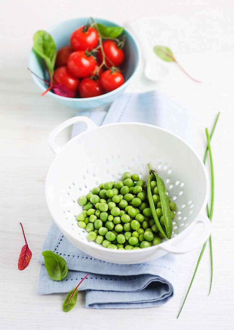 Frische Erbsen und Tomaten