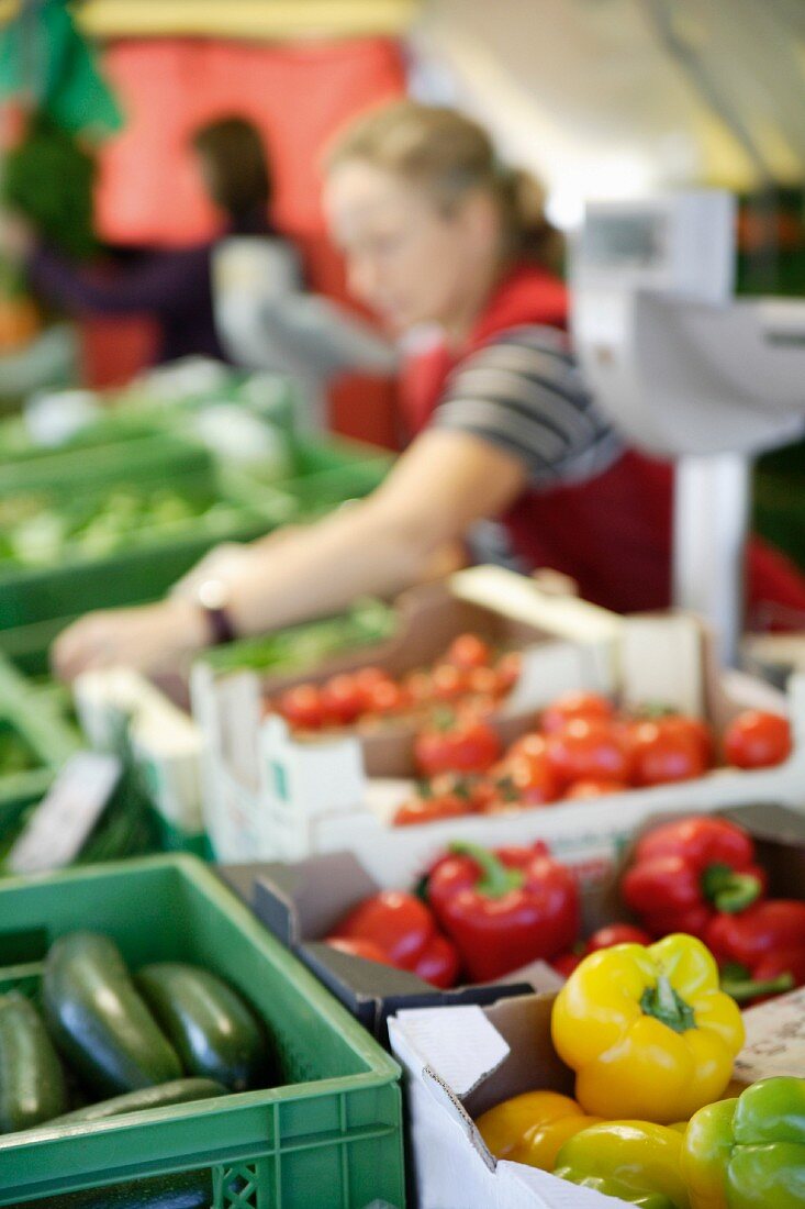 Frau kauft frisches Gemüse vom Markt