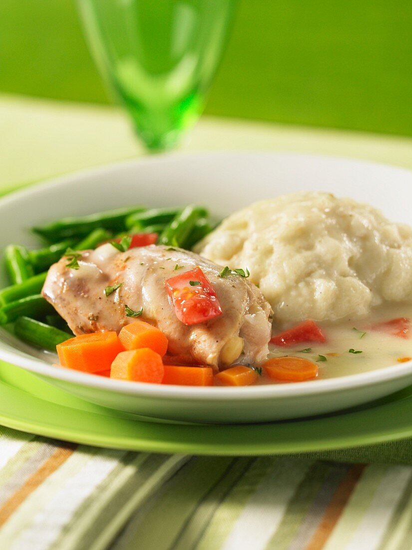 Geschmortes Huhn mit Gemüse, heller Sauce und Kartoffelpüree