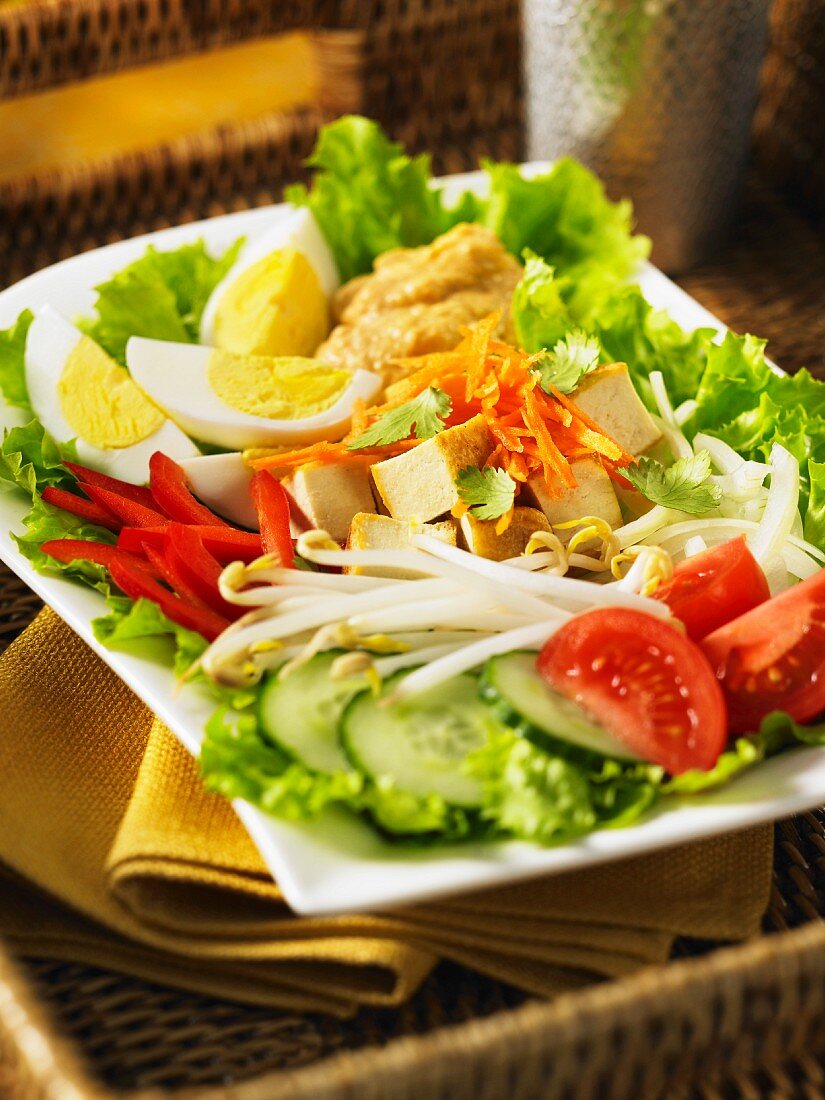 Asiatische Salatplatte mit Currydip