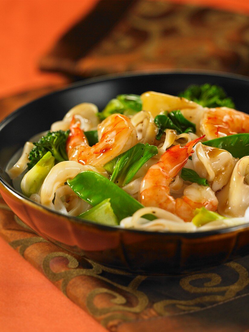 Thai noodle dish with seafood and vegetables