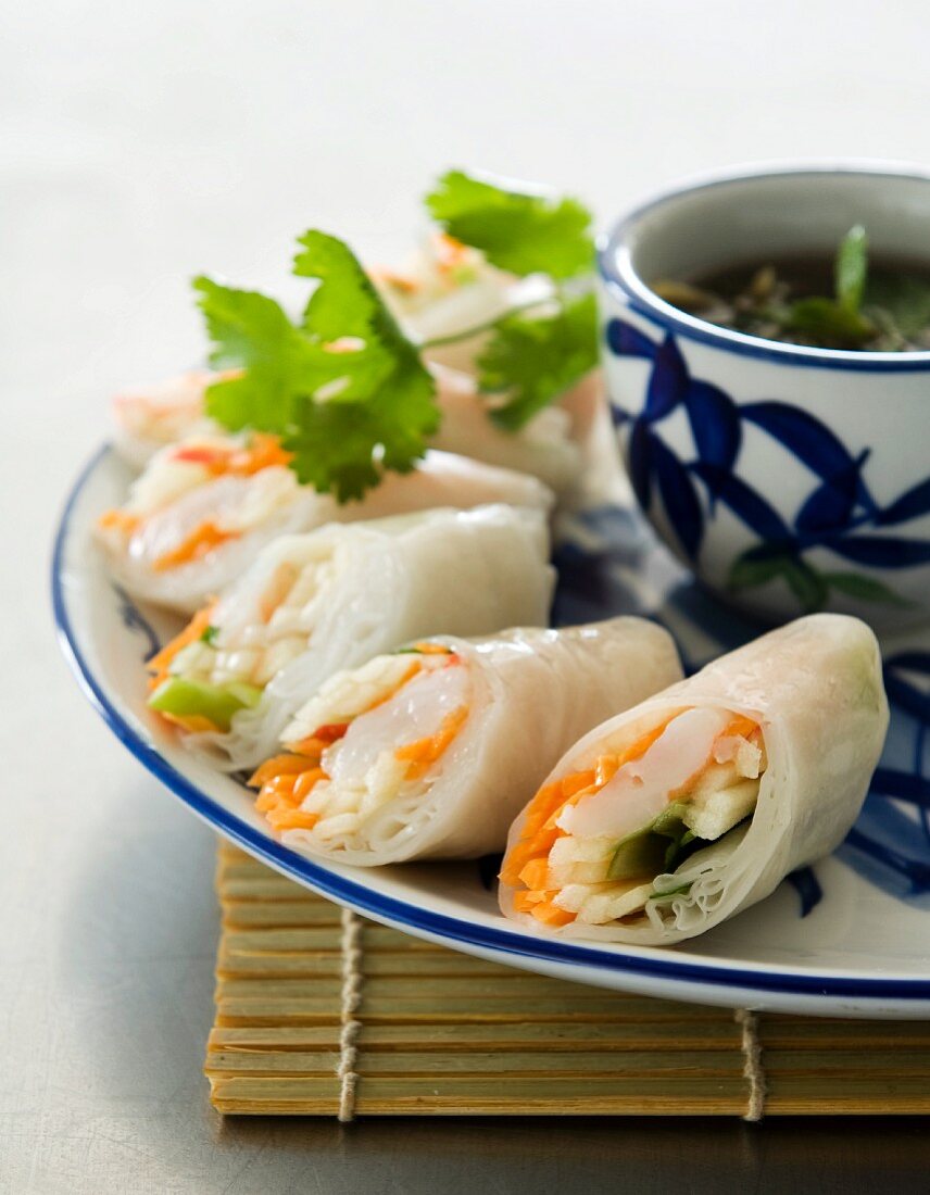 Vietnamesische Garnelen-Apfel-Röllchen mit Ingwer-Minze-Dip