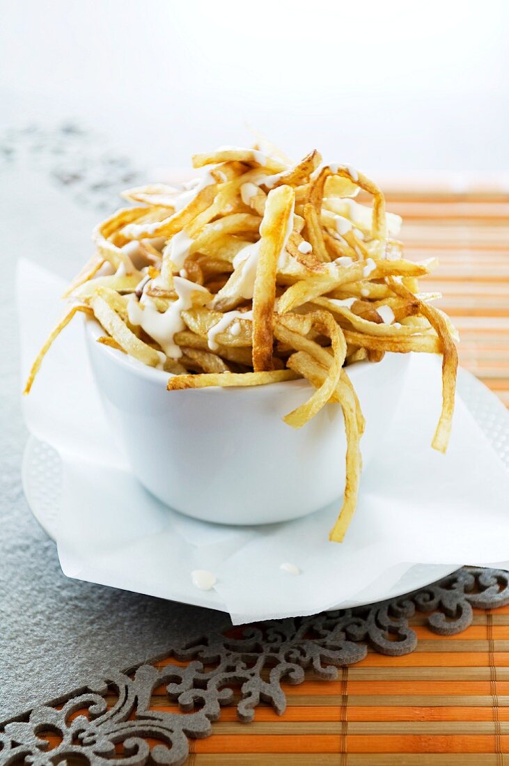 Pommes frites mit Knoblauchmayonnaise